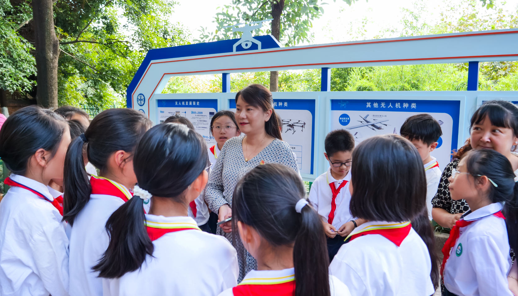 服务涵盖昆明无人机培训、昆明保安服务、昆明物业服务、昆明宠物医疗美容、昆明职业技能培训服务、昆明广告策划、昆明安防监控。