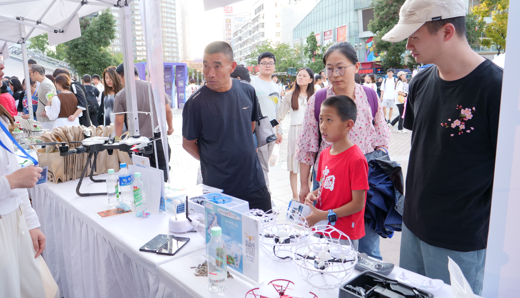 服务涵盖昆明无人机培训、昆明保安服务、昆明物业服务、昆明宠物医疗美容、昆明职业技能培训服务、昆明广告策划、昆明安防监控。