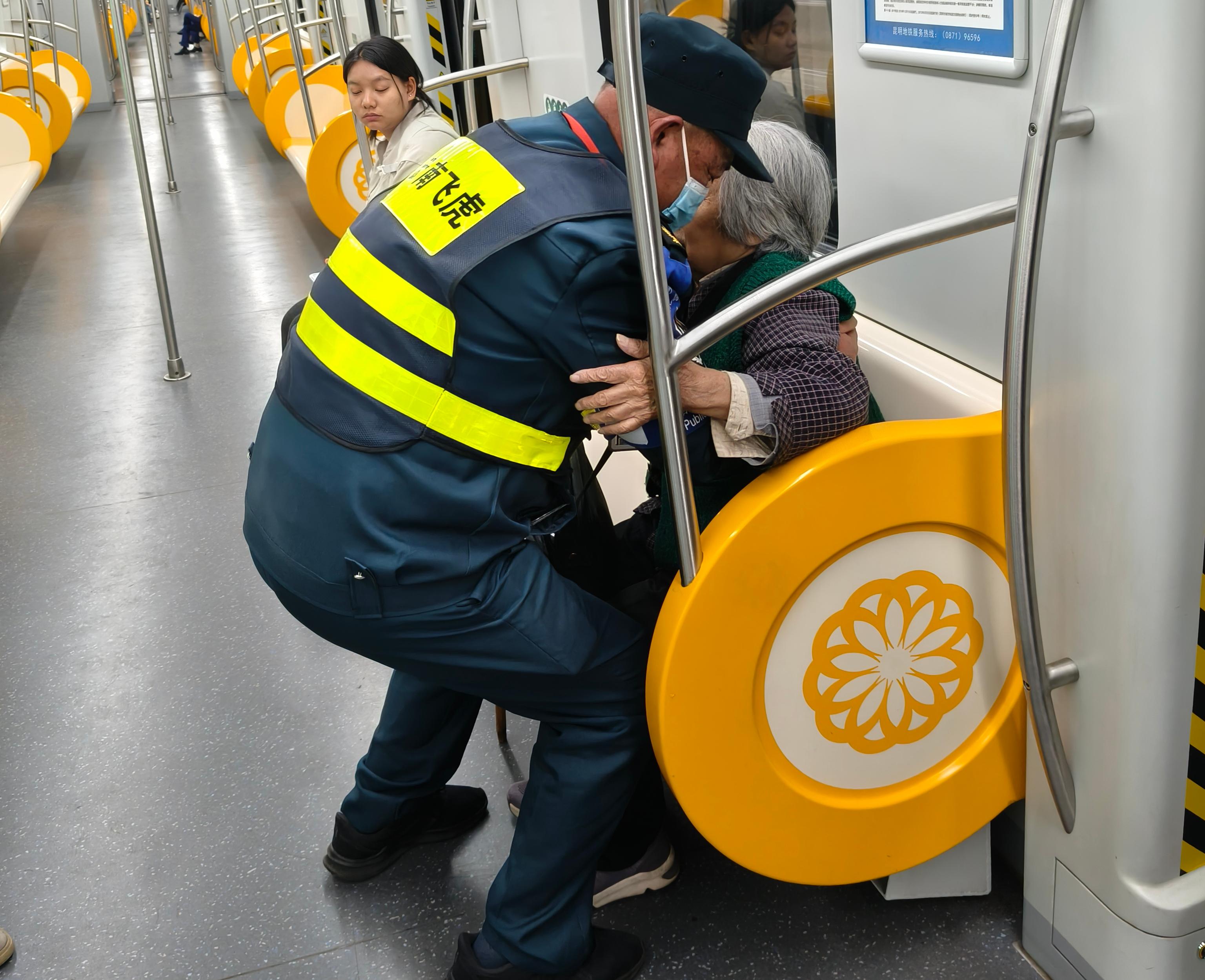 服务涵盖昆明无人机培训、昆明保安服务、昆明物业服务、昆明宠物医疗美容、昆明职业技能培训服务、昆明广告策划、昆明安防监控。