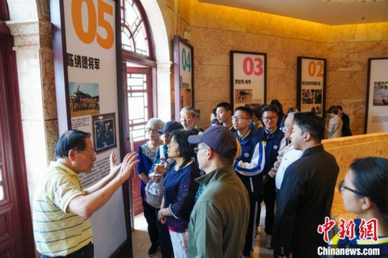 4月22日，市民游客及学生观看飞虎驼峰故乡魅力展。中新网记者 刘冉阳 摄