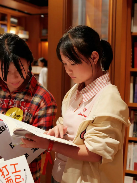 服务涵盖昆明无人机培训、昆明保安服务、昆明物业服务、昆明宠物医疗美容、昆明职业技能培训服务、昆明广告策划、昆明安防监控。